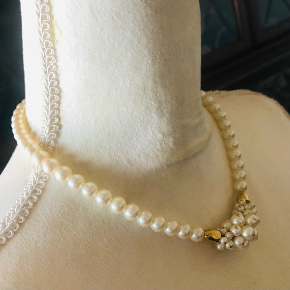 Vintage cream glass pearl cluster gold plated necklace - Picture 3 of 11